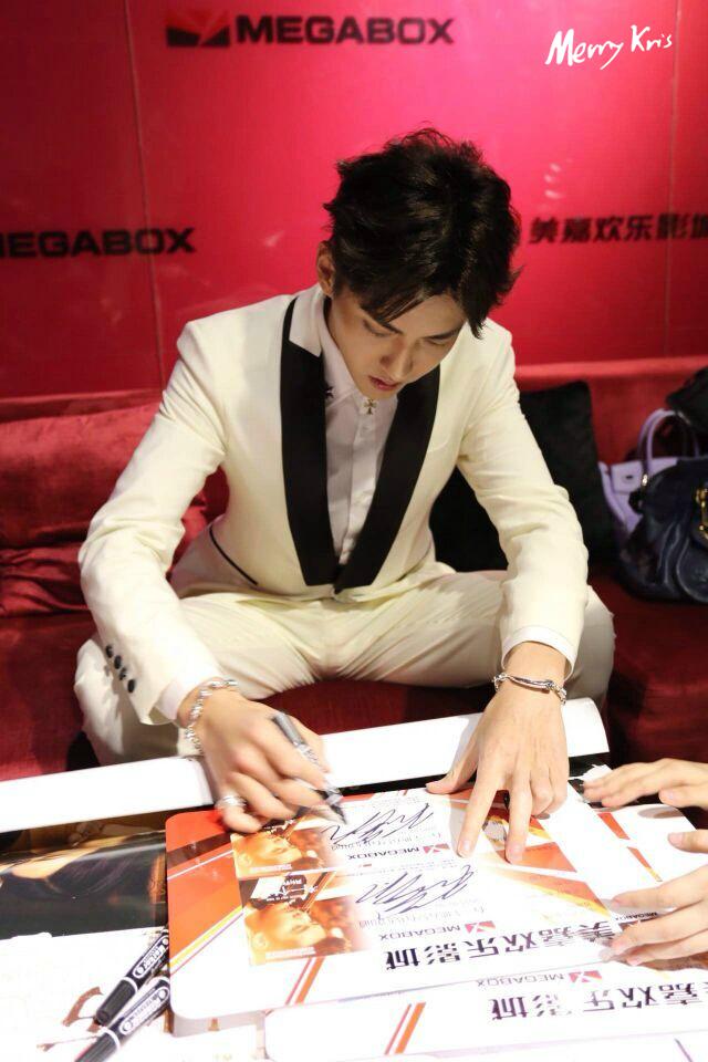 MerryKris1106's tweet photo. [150202] SWOWK Premiere in Beijing signing off his autograph with "Kris凡"
#pleasesitproperly http://t.co/rYvaJiPnaz