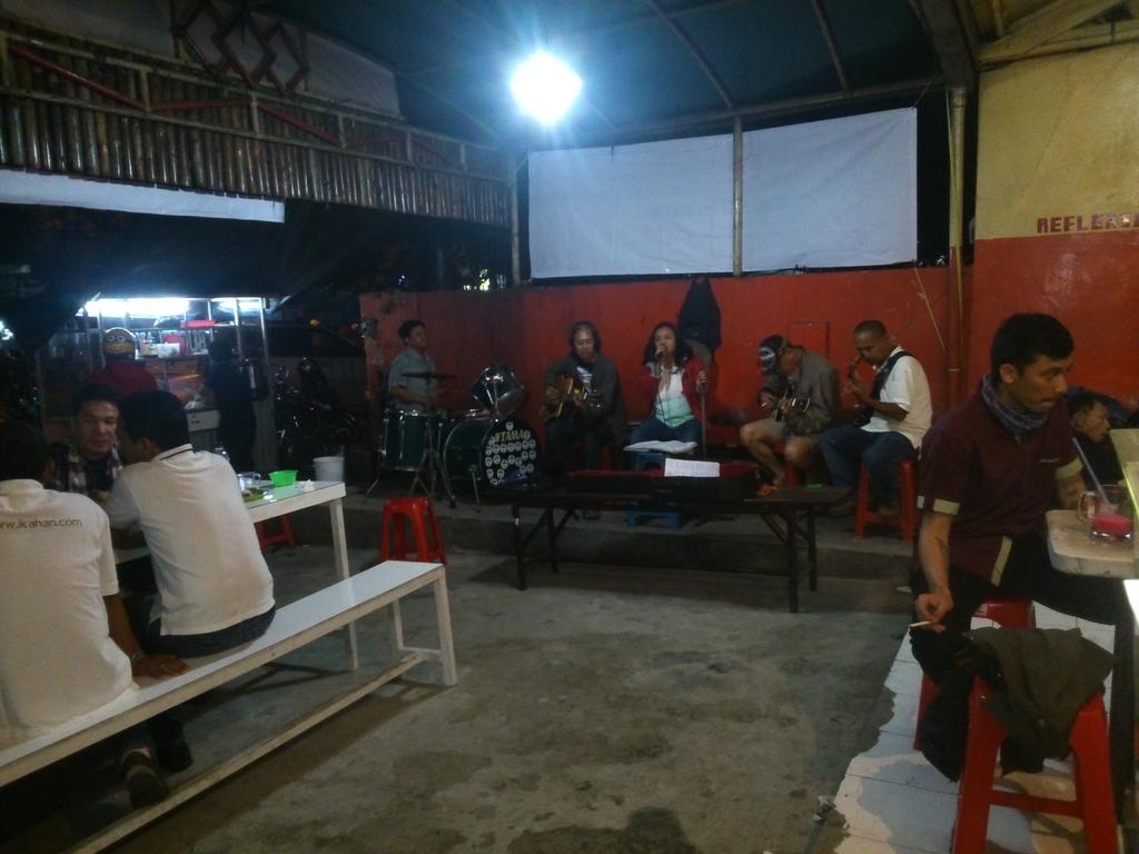 WaroengAnomali's tweet photo. Lets rock n roll with WJ and friends http://t.co/6l6241eRyr