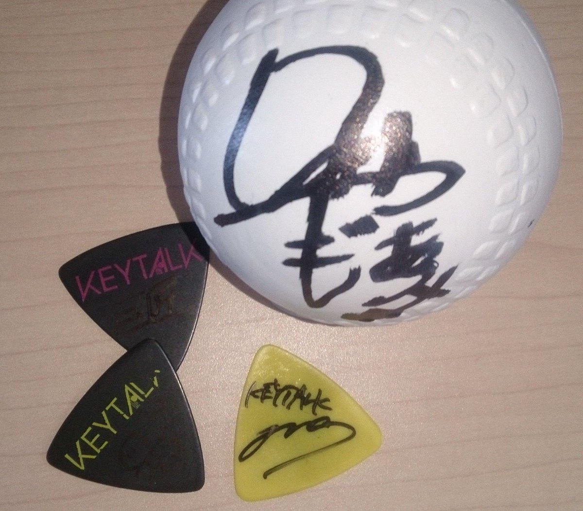 O Xrhsths Go Go Guitar ゴー ゴー ギター Sto Twitter Keytalk Flavor Flavor のインタビューをしました 読プレにサイン入り私物 小野さん 寺中さん 首藤さんはピック 八木さんは鞄に入っていたボール いただきました 掲載は2 27発売の4月号です