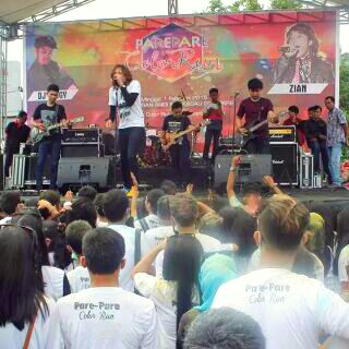 Libur produksi kemarin, job ngamen datang di Pare2 bareng Zian Zigas... jreeng