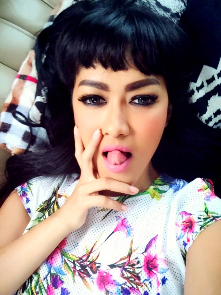 juliaperrez's tweet photo. Selyong bt macet http://t.co/0meQaQ0ElI