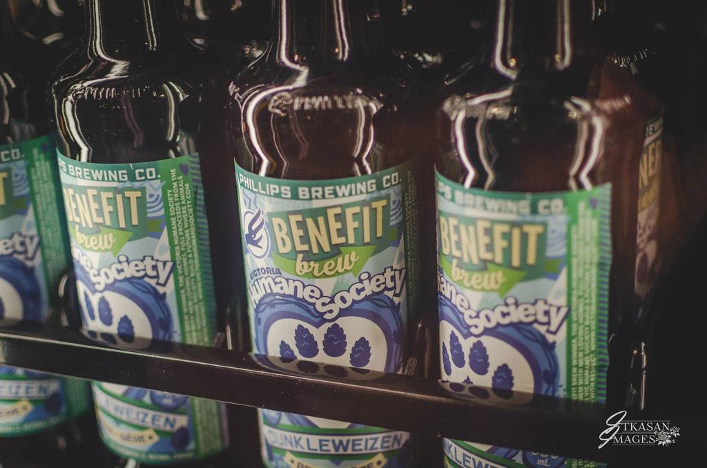 victoriabuzzes's tweet image. @phillipsbeer launched their "Benefit Brew"  Full proceeds go to  @VictoriaHumane. Available at all major outlets.