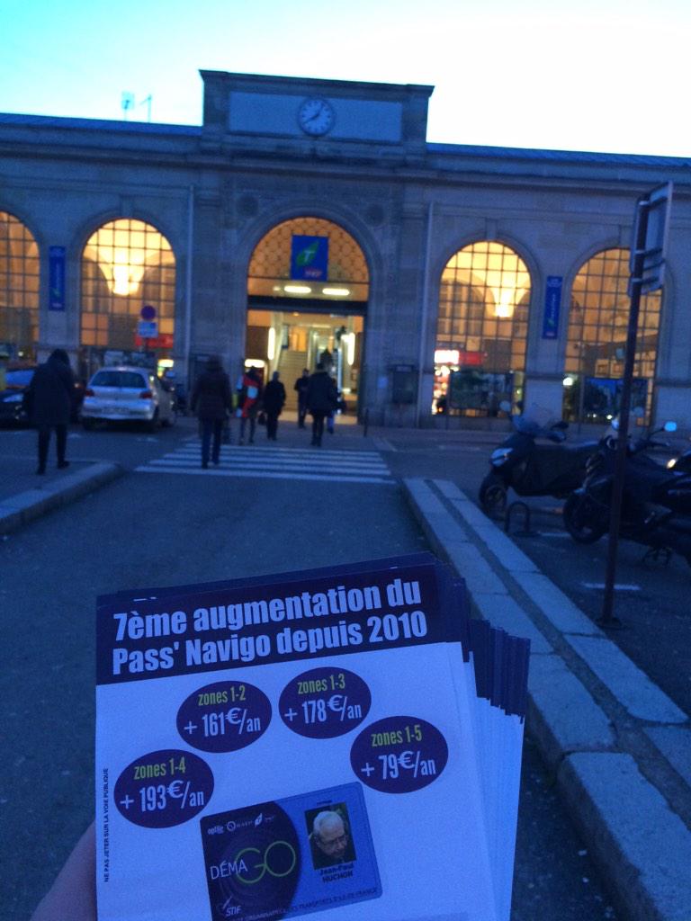 JeremyRAOULT's tweet photo. Tractages simultanés en gares de SQY Versailles RD et Chantiers pour @vpecresse #StopLaGauche CC @ump78 @umpidf http://t.co/d0u2pYFIKE