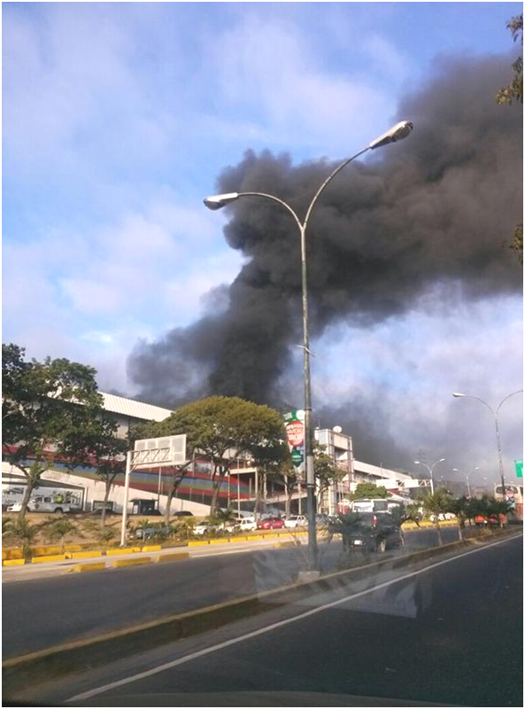 BanderaRojaLara's tweet image. #3fer #Caracas #Venezuela Incendio en el terminal La Bandera, Av. Nueva Granada, @trafficLARA