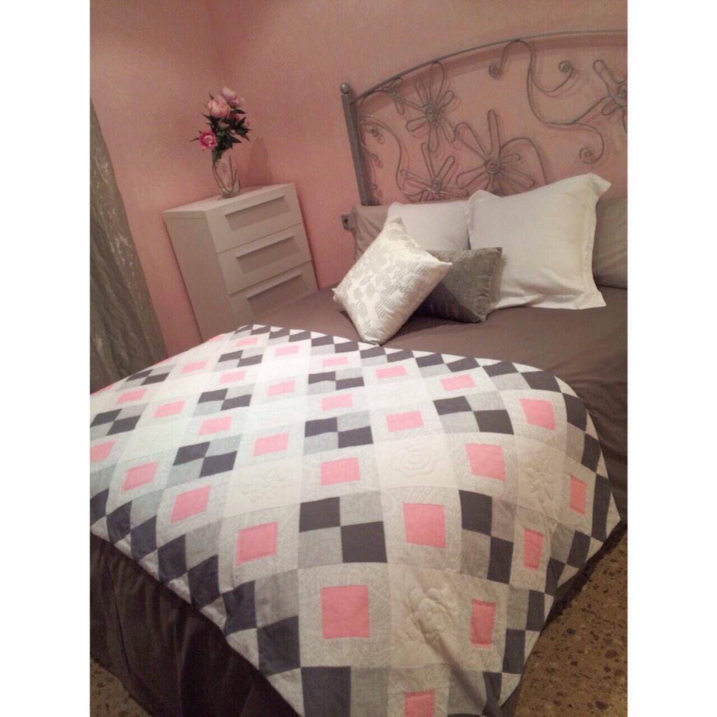 gemmapatchvalls's tweet photo. Mireu el quilt que a fet la Montse Moix per regalar, li ha quedat preciós!! 👏👌#gemmapatch #montblancmedieval http://t.co/aeAg3WImTQ
