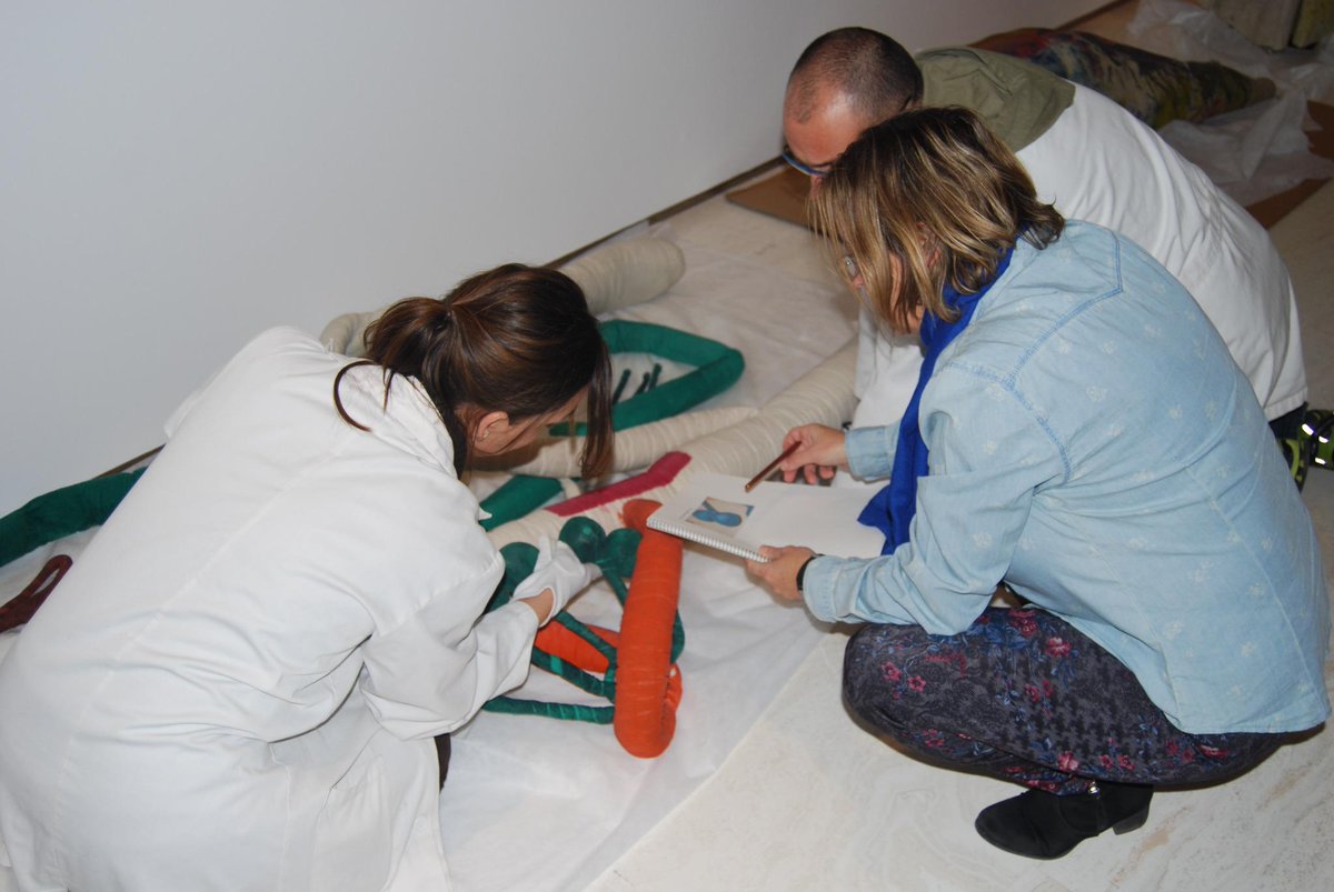 MuseoMUBAG's tweet photo. En el @MACAAlicante en pleno montaje de la exposición #MorielMerma @MuseoMUBAG @dipuAlicante Pronto la inauguración http://t.co/Fw2HrG5Wlz