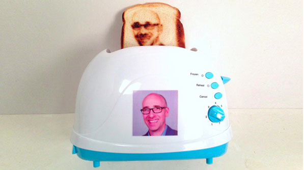 De wereld is af. We hebben een broodrooster die selfies op brood roostert: burntimpressions.com/toasted-selfie… (via <a href="/ronaldmannak/">Ronald Mannak</a>)