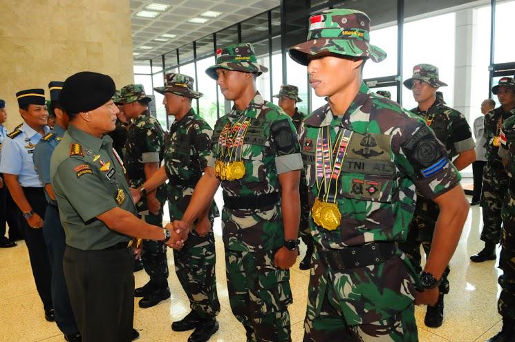 GeneralMoeldoko's tweet photo. Menerima Kontingen Petembak TNI yang meraih Juara Umum pada Brunei International Skill at Arms Meet (BISAM) 2015 http://t.co/K1SeR7TFnq