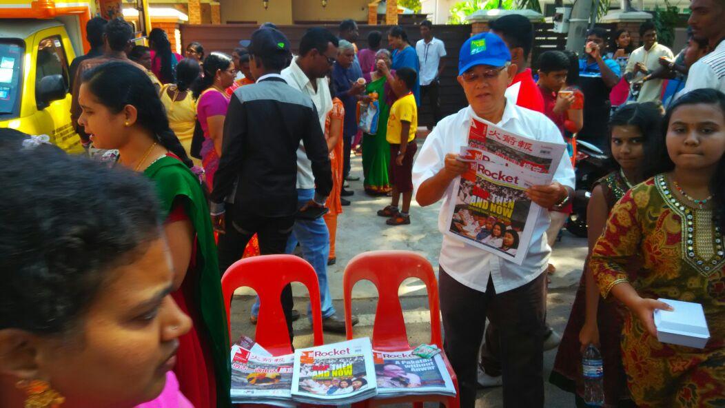 Huan2U's tweet photo. Kaum India sambut Thaipusam. Ini BiaDAP jual Buletin Rocket pula. Apakah @KDNPUTRAJAYA benarkan ia di jual terbuka ?. http://t.co/XV1PEmlUxT