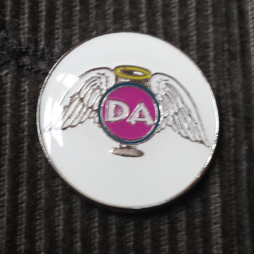 DanPowell_fr's tweet photo. Good to see @CLICDanAngels last night, passionate,  committed fundraisers for @CLIC_Sargent. Love my badge! http://t.co/9IKoHYFQf6