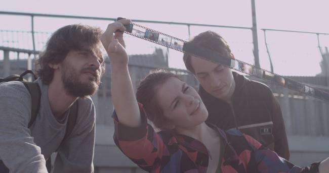 Jaunie režisori Jānis Ābele un Marta Herca atklāj diplomfilmu skaudrās un kuriozās aizkulises bit.ly/18JvQJZ