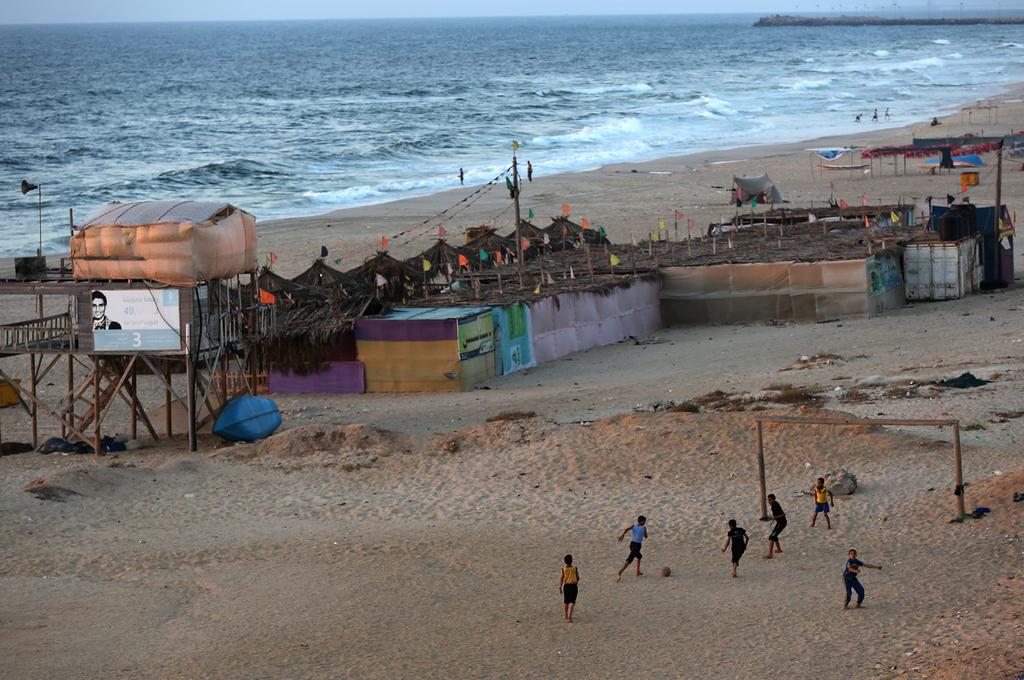 Bir zamanlar dört Filistinli çocuk bu sahilde futbol oynarken bombalanarak şehit düştü. Bu fotoğraf ise yeni çekildi.
