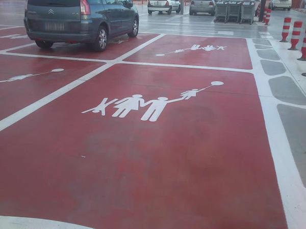 MejoresTwits's tweet photo. Parking reservado a familia con niño haciendo el pino y padre con bebé volador con globo http://t.co/GKA0cdeqUc