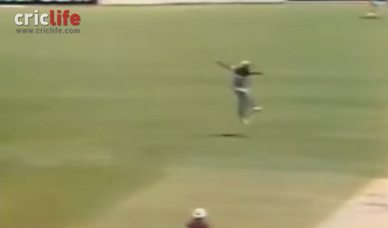 TheCriclife's tweet image. #RogerHarper takes a giant leap to dismiss #AllanLamb: bit.ly/1DAatVd #ClassicCatch #cricket @westindies