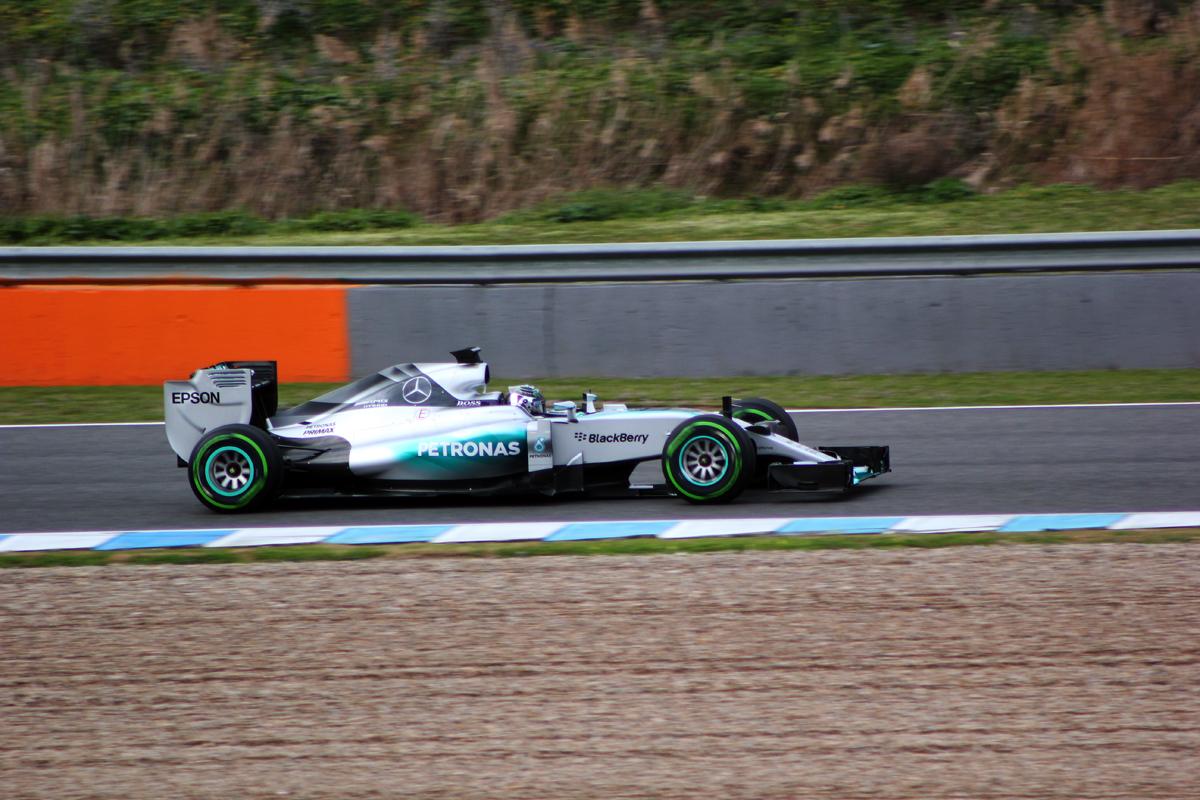 Rosberg pasa por ...