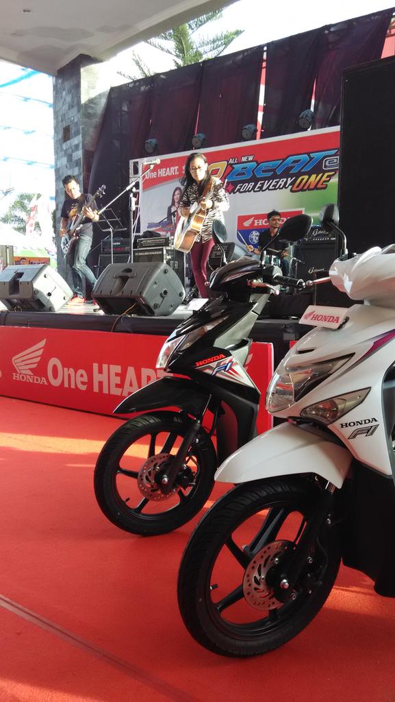 DBL_JOGJA's tweet photo. Mau motor beat nya min! RT @HondaJogjakarta: Seperti biasa @powerpop_yk bernyanyi bersama #2BeATForEvery1 di panggung http://t.co/FAdbf18e3G