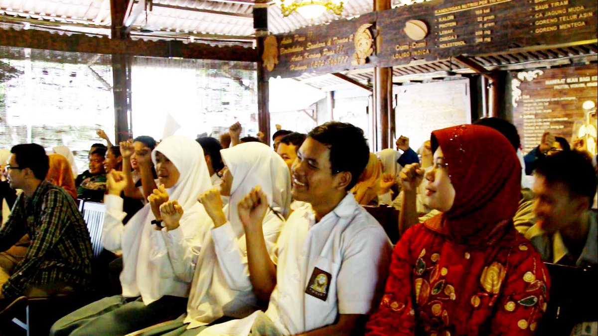 NGIndonesia's tweet photo. Pelajar Yogyakarta peduli Kali Code http://t.co/c77h2vNyuS #ToyotaEcoYouth http://t.co/fMcrYiVRZ8