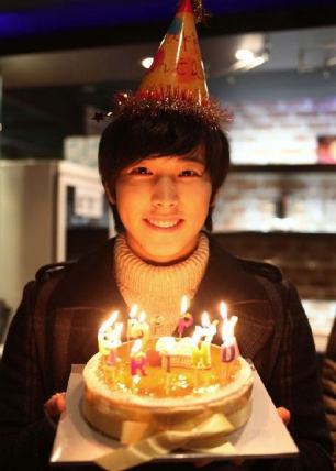  and then....look at me now, happy birthday to you~ happy birthday cho kyuhyun~ happy birthday to you~ 