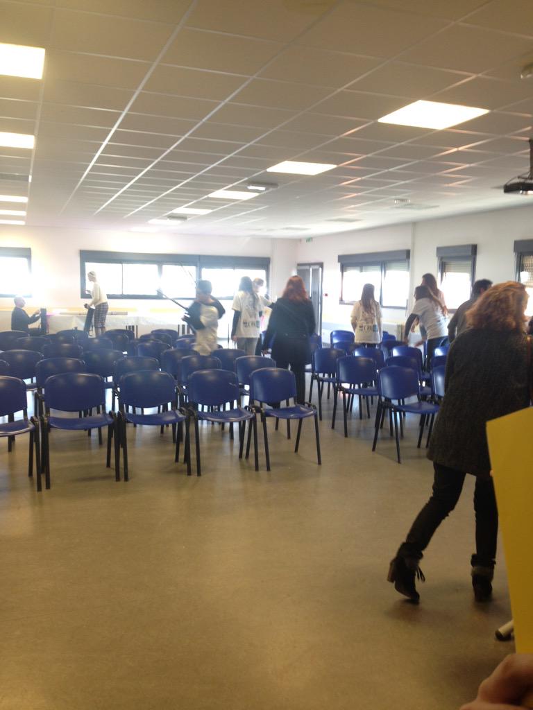 MarieDemullier's tweet photo. Merci aux élèves d'ODP qui ont organisé cette journée ! #ForumMetiersFormations @CDICAPEYRON #remerciements http://t.co/T0YhMRF7lA