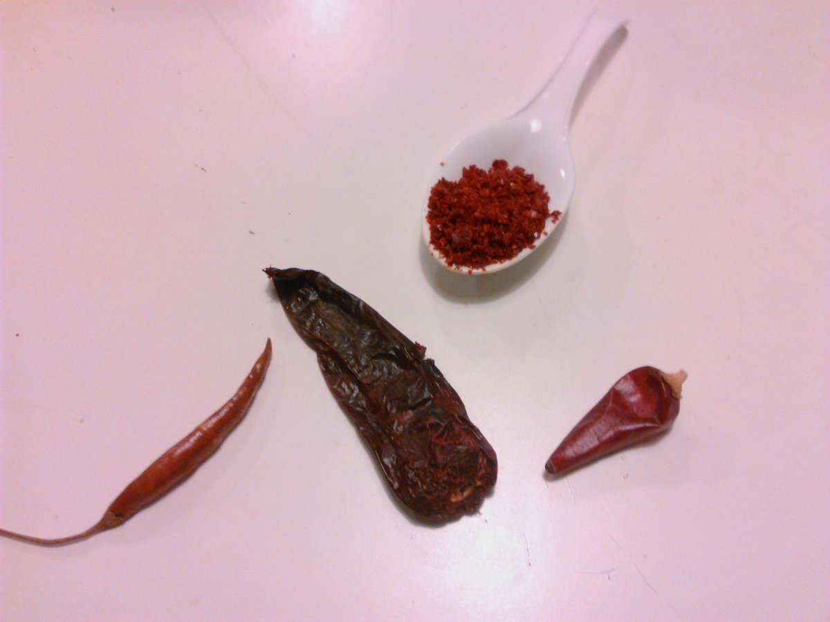 4 Chiles más!. Chile Kashmiri de India, Red river golden dagger y Facing heaven de China, y chile triturado de Aleppo