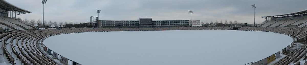 HantsCricketITC's tweet photo. It is a lovely snowy morning here @TheAgeasBowl @hantscricket! #HCiTC http://t.co/3t9INGWyk6