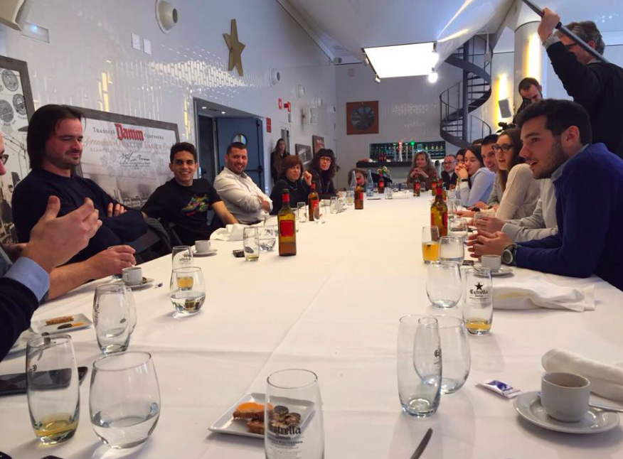 MBChocolate's tweet photo. Compartimos calçots, mesa y risas con @MarcBartra y los amigos de @EstrellaDammEs en la Antiga Fábrica http://t.co/NWuTuNLtyr
