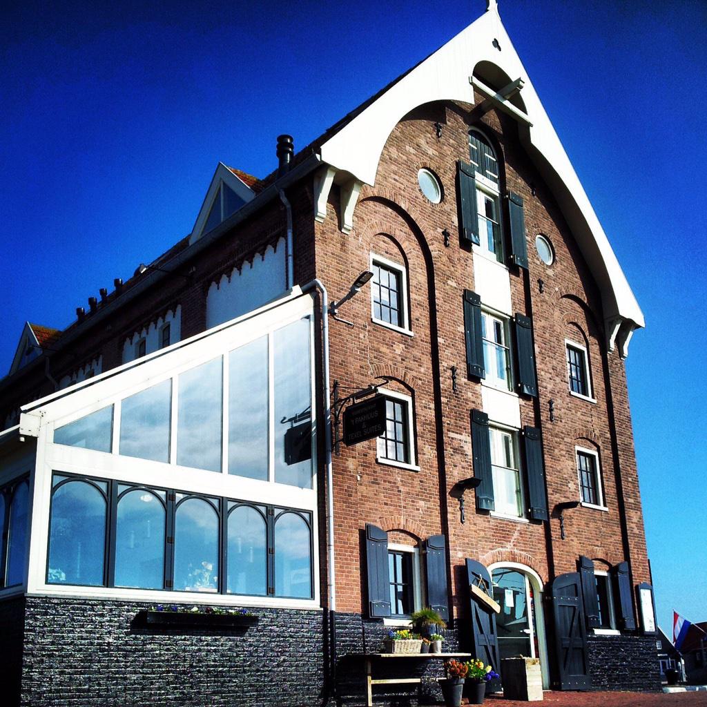 Wil jij hier werken ? We zijn op zoek naar een gastheer/gastvrouw en een kok Voor info m.facebook.com/pakhuus?refsrc…