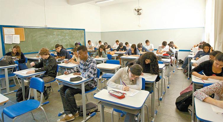 folha's tweet photo. Matrícula para os aprovados no Sisu 2015 termina nesta terça: http://t.co/qXmW6RK4BS http://t.co/g8USjZZJGC