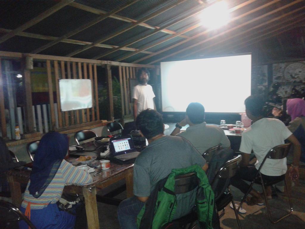 Teman-teman #PaluMenulisII sedang menyimak dan memberikan pandangan terhadap apa yang di berikan oleh <a href="/nemubuku/">neni muhidin</a>