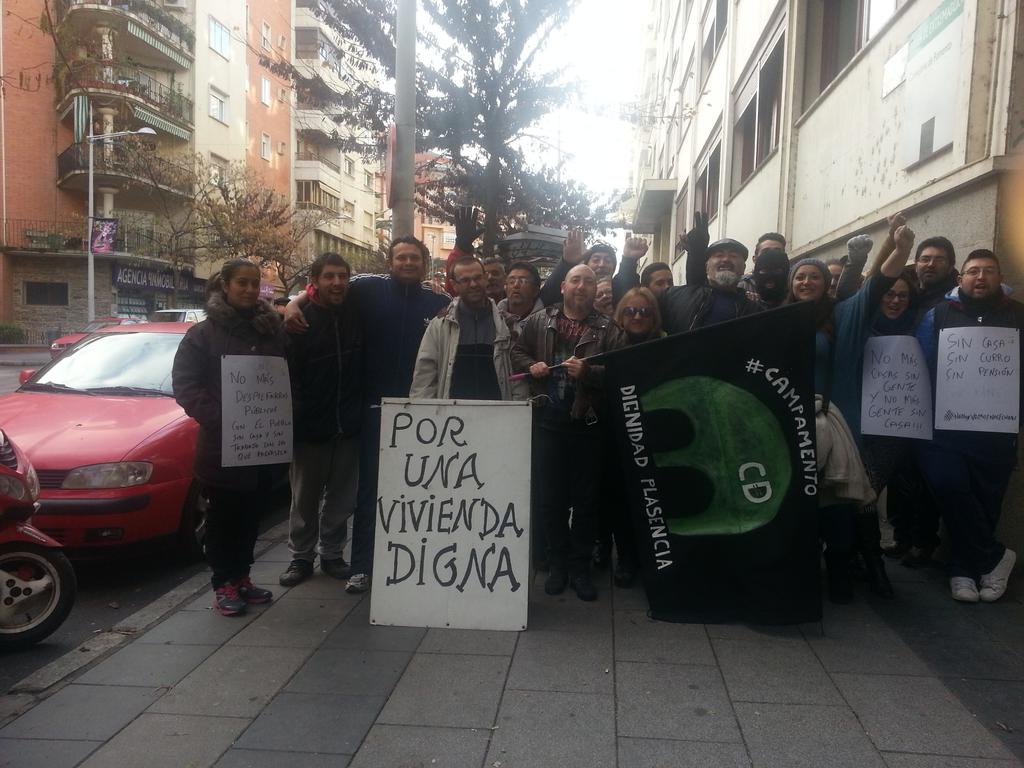 OgroManuel's tweet photo. En Badajoz Marcha con las 4 familias de valientes acampadas frente a la casa d Monago @protestaplasen @PAHBADAJOZ http://t.co/3lM1u3lDDw