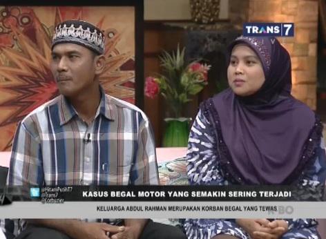 Hadir keluarga Abdul Rahman, yang merupakan korban begal yang tewas. Saksikan @HitamPutihT7.