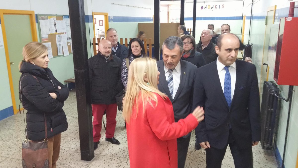 pascualdiazamat's tweet photo. El secretario autonómico Educación Manuel Tomás, visitó IES Azorín #Petrer para informarnos del proyecto remodelación http://t.co/zh03ATjpEV