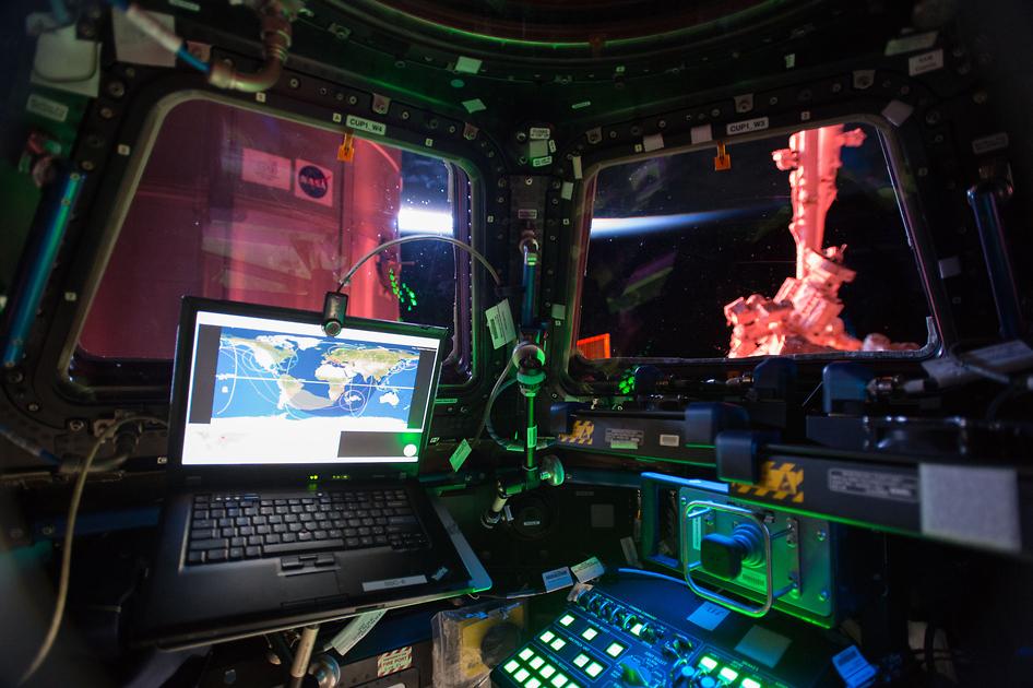 NASA's tweet photo. Room with a view on @Space_Station! Cupola's large bay windows helps with robotic arm work: http://t.co/DckPnBdcTb http://t.co/oj5B56BCWN