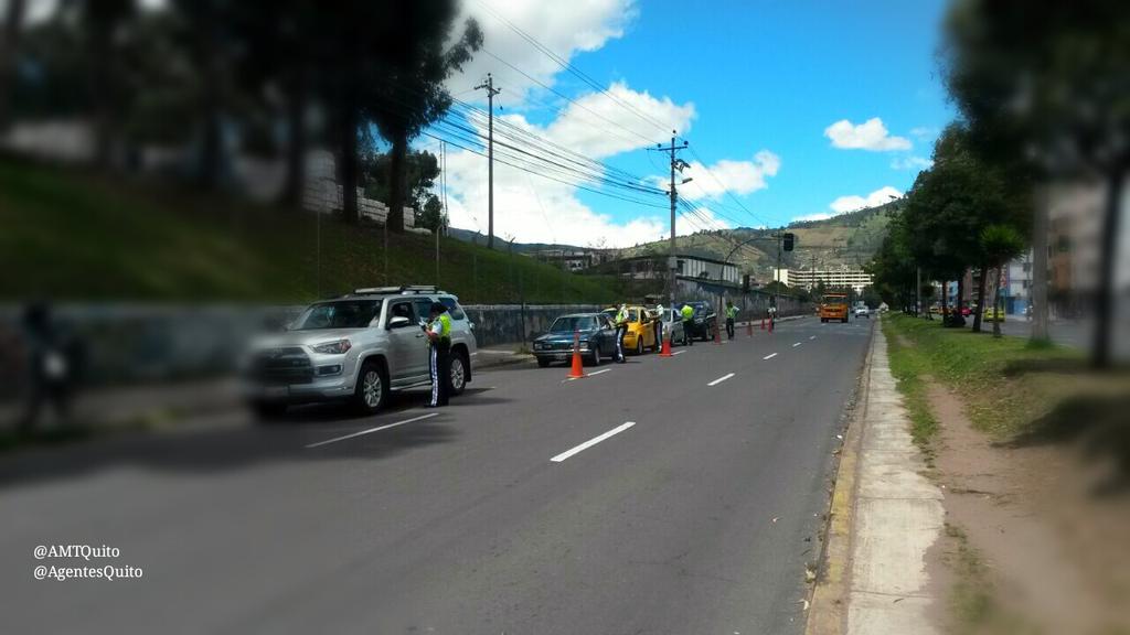 EcuNix's tweet photo. Intensificamos operativo #ControlDePlacas al sur de #Quito por una movilidad más segura. #MovilidadQuito http://t.co/s8FsPBtxmU