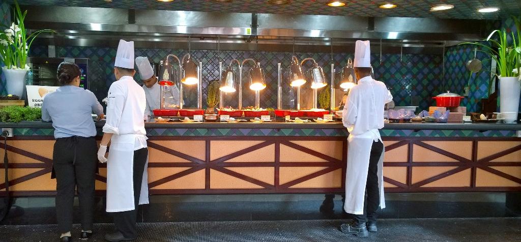 globe099's tweet image. Lättnad och saknad efter den sena frukosttimmen på rundabordet och frikostiga konservationer med  @Jarelind mfl #tomt