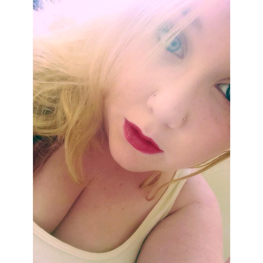 evilbarbie93's tweet photo. Hello losers ! ;) I want to be surprised with some gift cards ! Message for my email #femdom#findom#cuck#humanatm http://t.co/qLKFF0wIS5