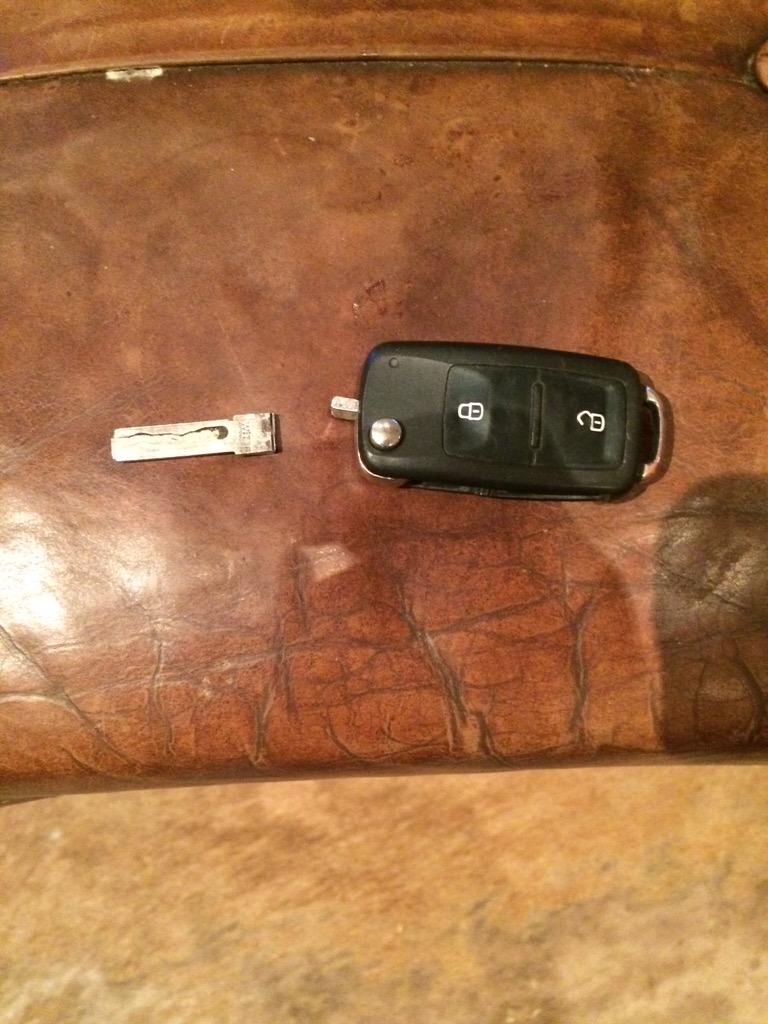 tagandbruce's tweet photo. Not a great finish to the day! @vw #snappedkey and non commercial vw can't sort it. Off to @jct600 tomorrow! http://t.co/qWooG5k7TQ