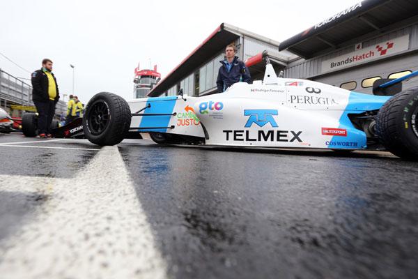 carrerasenvivo's tweet image. El mexicano @Rodrigofons1 firmó con @LananRacing para la temporada 2015 de @BRDCF4 nota: goo.gl/oD1j5p #F4