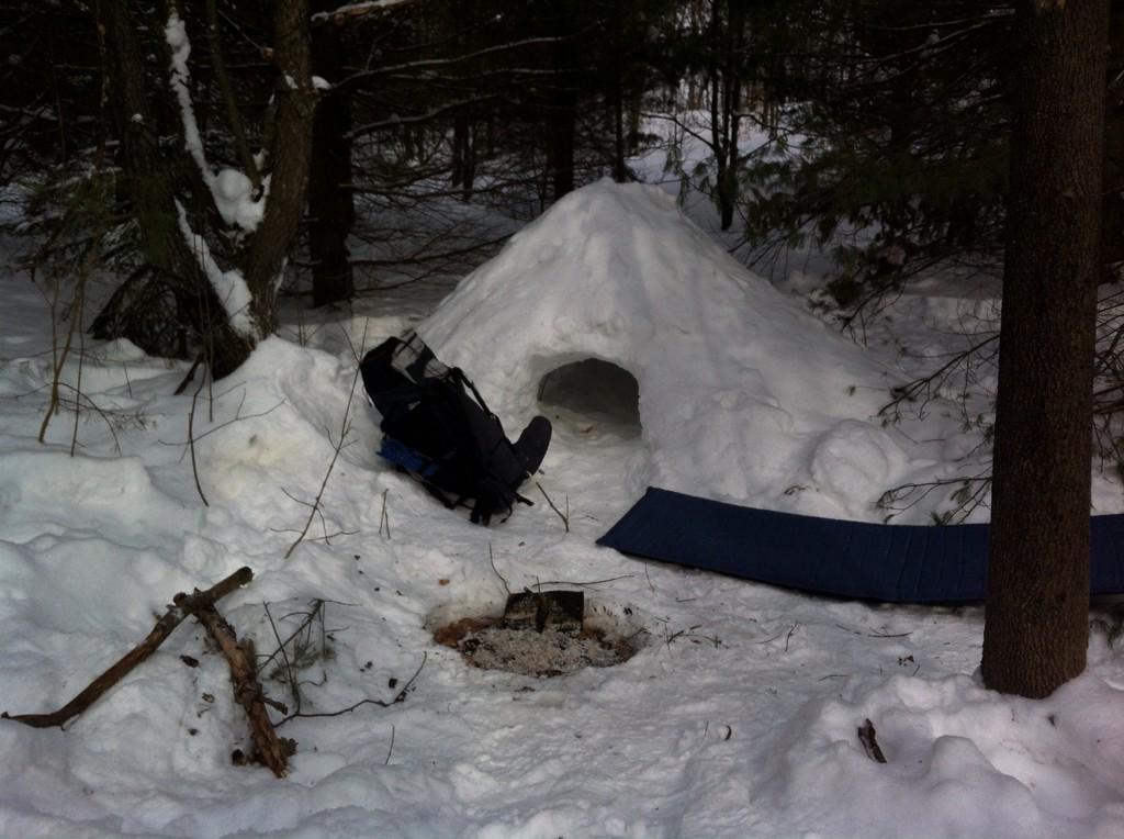 MarcinKorbut's tweet photo. @Tom_VanDee take a look at my weekend base camp #quinzees http://t.co/acpEPknAtC