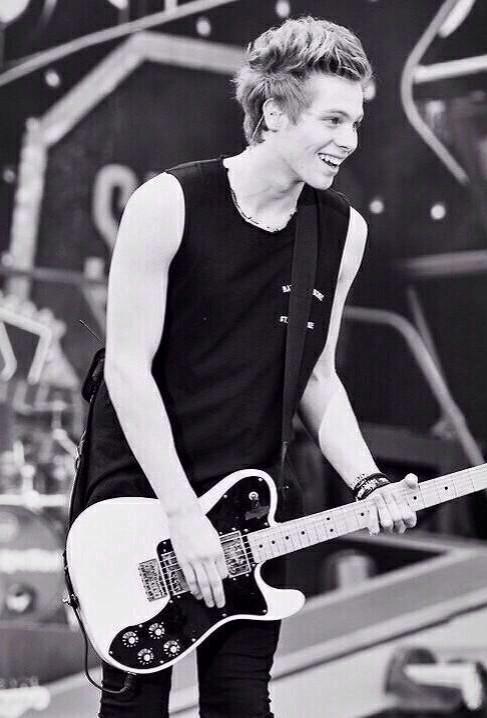 directioner876's tweet photo. He finally made it and I couldn't be prouder  #4yearsOfHemmo1996 http://t.co/SEWTQXsP6C