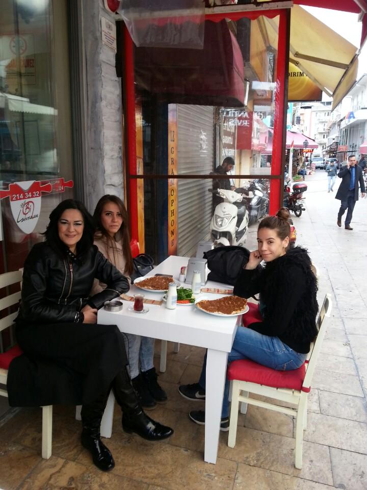 bsaltundag's tweet photo. Öğrencilerimleeee keyiffffff :) (at @BiLahmacun in Aydın) https://t.co/ZP1urG4avK http://t.co/4NeMg1EN8y
