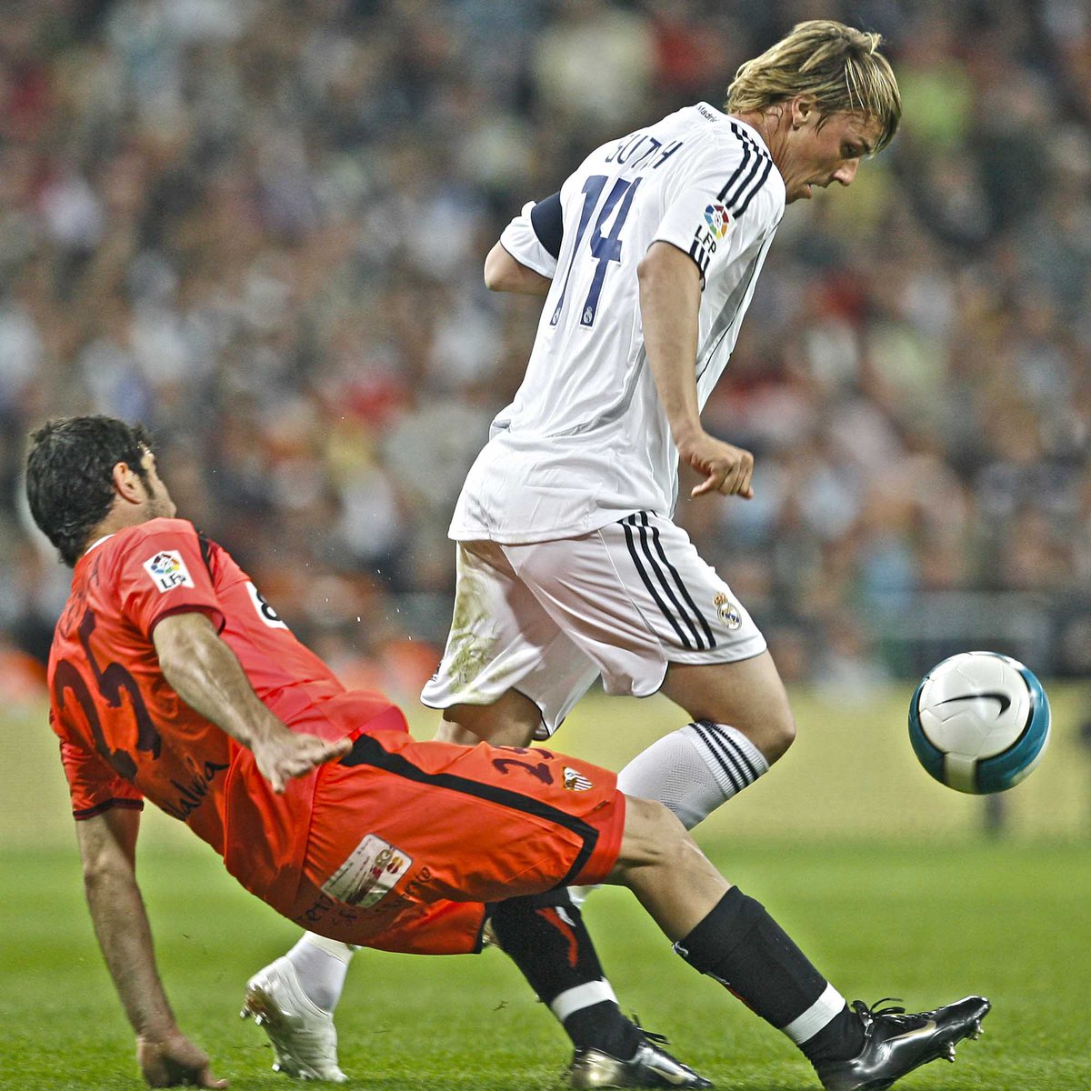 realmadrid's tweet photo. ¡Guti, clave en la remontada de la temporada 2006/07 ante el Sevilla (3-2): dio dos asistencias de gol en 35 minutos! http://t.co/gyfk2EEWbB