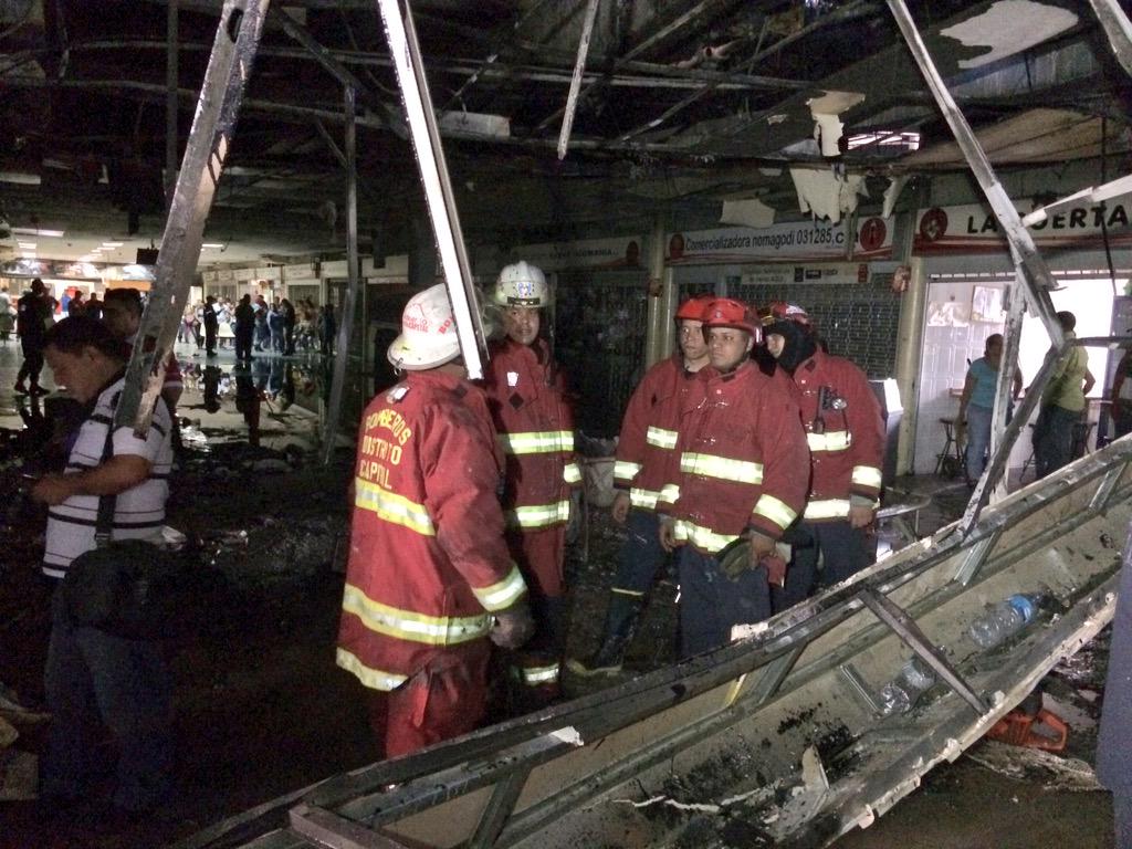 GomezMoronVV's tweet photo. 16 locales comerciales destruyó el incendio que se originó esta mañana en el terminal La Bandera #FOTO http://t.co/GhIEakgqow