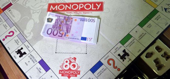 el_pais's tweet photo. Comprar un Monopoly y encontrar dinero real es posible http://t.co/lF6tbnKQ4S Así celebran el 80 cumpleaños del juego http://t.co/Qeq3FJzHe5