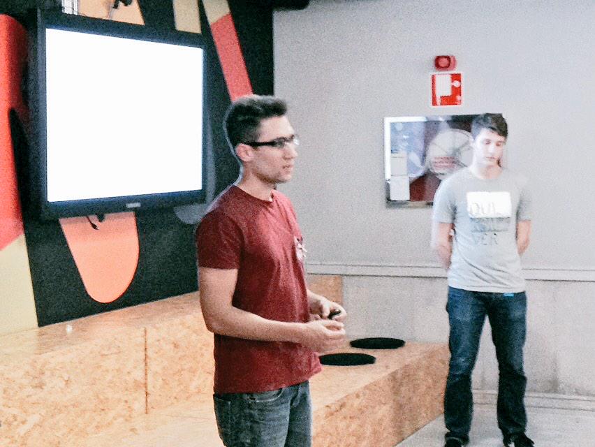InnovationIoT's tweet photo. Myeco es un dispositivo que controla los cultivos hidropónicos, la maceta inteligente #RetoIoT #IoT cc @OpenFuture_ http://t.co/x1SjtIDKcz