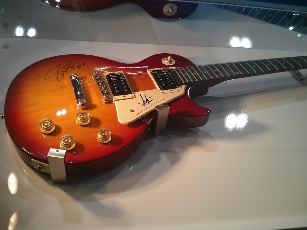 LuckysSlots's tweet photo. 2015 biggest slot release of the year? Here's a clue #exclusive #GunsNRoses #netent http://t.co/1iFHAuWonD