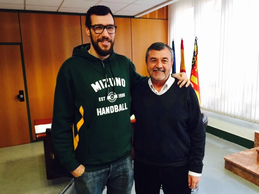 pascualdiazamat's tweet photo. Hoy nos ha visitado nuestro campeón @GEDEONGUARDIOLA tras su participación en el Mundial de Qatar. #Petrer #Balonmano http://t.co/EB3ctBW37f