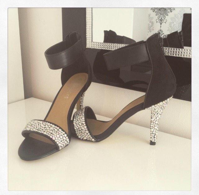 CrystalCouture6's tweet photo. ❤️ Gorgeous crystallised heels made for a customers girls night ❤️ http://t.co/YRZAVxprrb