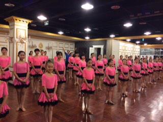 Tak. Ten biedak poza linia to ja. Girls only dance studio Beijing. Synchrony na calego. Out of China. Pozdrawiam. MM