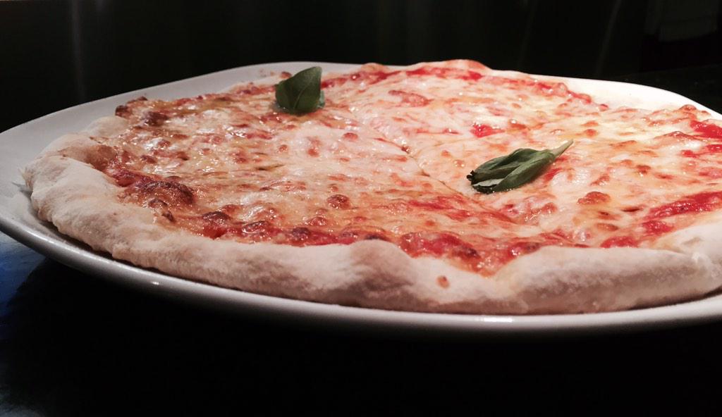 ciaobellini's tweet photo. #realItalianpizza 😋 http://t.co/ktRDCB9kLy
